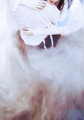 摸进她的内裤里疯狂揉她.视频